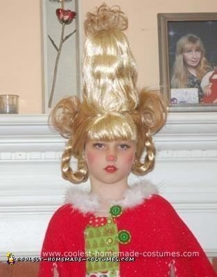 Disfraz infantil hecho en casa Cindy Lou para Halloween con sus propias manos.