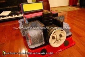 Genial disfraz casero de Thomas the Tank Engine