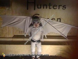 Disfraz de gárgola de Halloween para niños hecho en casa