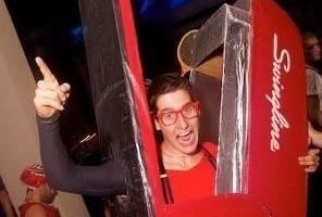 La mejor grapadora casera y traje de papel para la pareja Hilroy