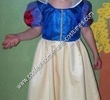 Genial disfraz de Halloween de Blancanieves hecho a mano