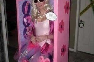 El mejor disfraz hecho en casa de Barbie en una caja