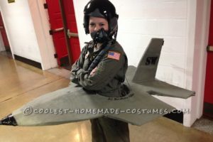 Un cadete construye un F-16 para prepararse para el entrenamiento de pilotos de la Fuerza Aérea