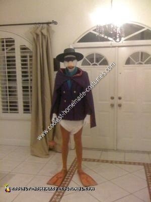 Idea casera de disfraz de pato Darkwing para Halloween