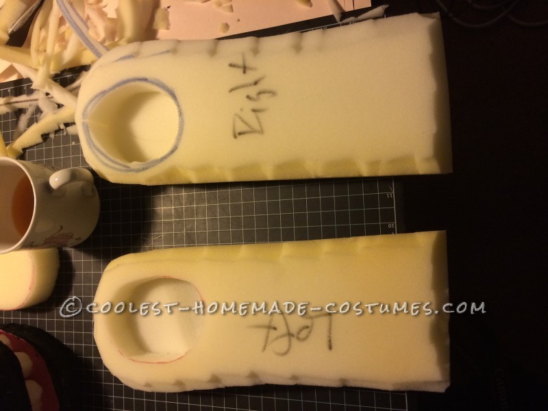 Muñecas de espuma con agujeros para las manos.