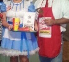 El disfraz más genial para un par de Dave Thomas y la niña Wendy.