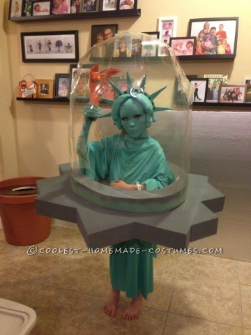 Genial idea de disfraz de Nueva York: estatua de la libertad, bola de nieve