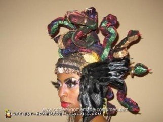 Disfraz casero de Halloween de medusas doradas