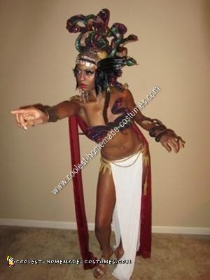 Disfraz casero de Halloween de medusas doradas