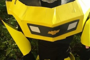 Genial disfraz de transformer Bumblebee para niño