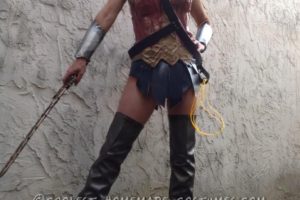 Impresionante disfraz de Mujer Maravilla basado en su nuevo look