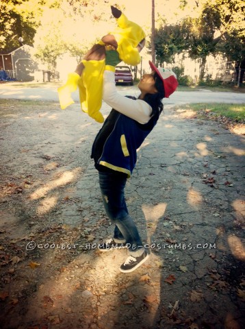 Adorable bebé Pikachu y disfraz de mamá de Ash