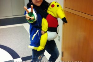 Adorable bebé Pikachu y disfraz de mamá de Ash
