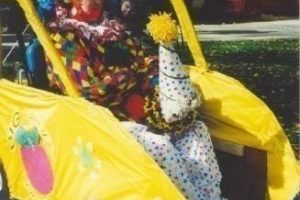 El payaso de circo casero más genial con un disfraz de silla de ruedas de coche de payaso