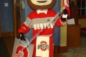El disfraz de mascota casero más genial de Ohio Buckeye Brutus