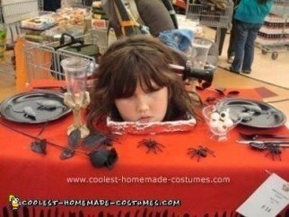 Cabeza casera sobre la mesa Idea única de disfraces de Halloween