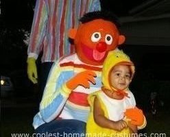 El disfraz casero más chulo de Bert, Ernie y el patito de goma