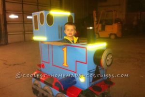 Genial disfraz de Blue Box Thomas en camioneta y chimenea recolectora de dulces