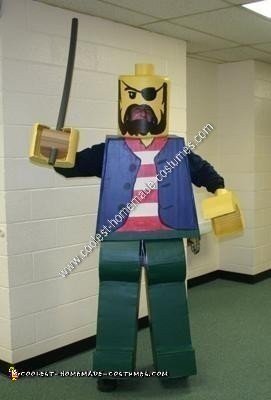 Disfraz de pirata de Lego hecho en casa para Halloween