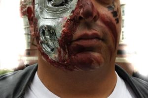 Genial traje y maquillaje del gobernador.