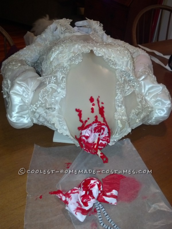 sangre en el cuello, decidimos prescindir de sangre en el vestido