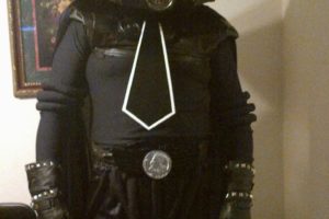 Traje de Casco Oscuro: Humano, Mito… ¡Dolor de cabeza!
