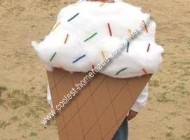 El cono de helado casero más genial con chispas y traje de cereza
