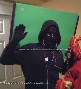 Idea de disfraz de Halloween para publicidad de iPod en casa