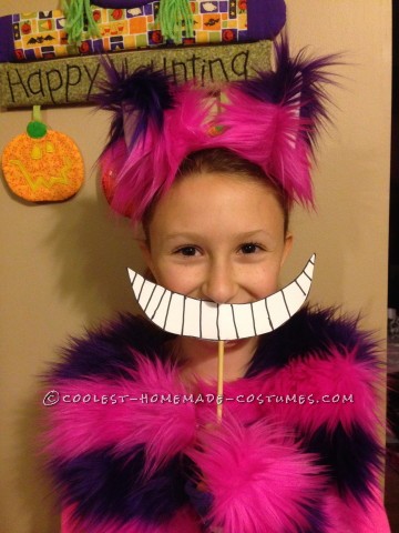 Genial disfraz de gato de Cheshire para una chica a la moda