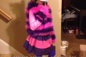 Genial disfraz de gato de Cheshire para una chica a la moda