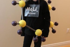 Disfraz de Molly-Ekule para una estudiante de sexto grado amante de la ciencia llamada Molly…