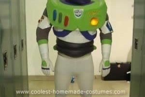 El mejor disfraz casero de Halloween de Buzz Lightyear