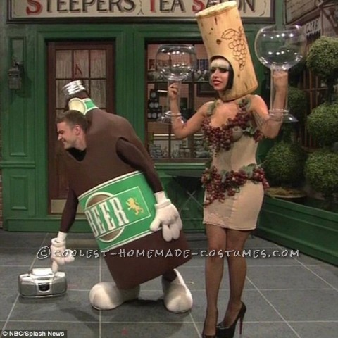 Una botella de vino o Liquorville de Lady Gaga en un disfraz de SNL para mujer