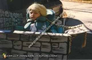 Rapunzel casera disfrazada de silla de ruedas en la torre