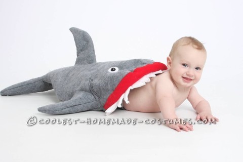 El mejor disfraz de ataque de tiburón con portabebés