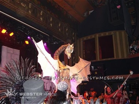 ¡El disfraz de dragón que escupe fuego más alto!