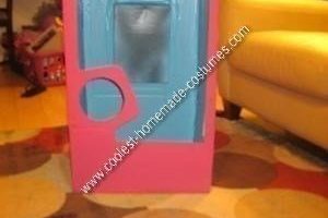 La idea de disfraz de Halloween DIY más genial de Barbie en la caja