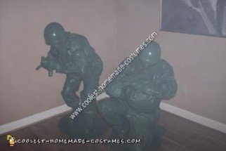 Idea de disfraz de Halloween de pareja única de soldados de plástico verde hechos en casa