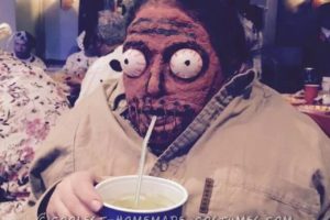 Disfraz de Beetlejuice divertido de bricolaje con una cabeza reducida