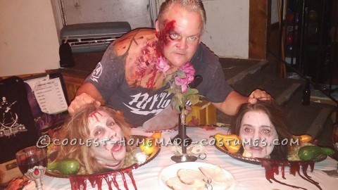 Disfraz de cabeza en bandeja: se sirve la cena.