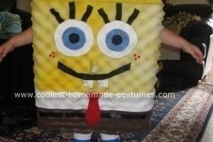 Disfraz de pantalones cuadrados de Bob Esponja hecho en casa original para Halloween