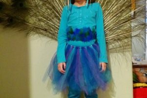 Disfraz de pavo real diseñado por una niña de 7 años