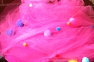 Disfraz infantil «Pastel rosa» con chispas y cereza encima