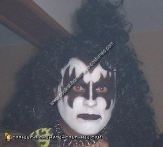 Gene Simmons hecho en casa con un traje de KISS