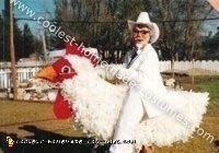 El disfraz casero más chulo del Coronel Sanders montando una gallina