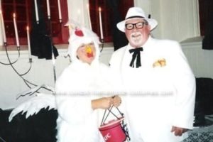 El disfraz casero más chulo del Coronel Sanders y una pareja de gallinas