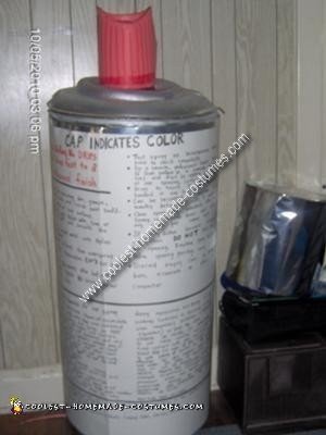 Traje casero de una lata de pintura en aerosol.