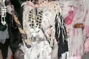 El disfraz casero más genial de una sacerdotisa chamán cazarrecompensas y un desafortunado viajero de safari