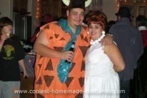 El disfraz casero más genial para una pareja de Fred y Wilma Flintstone