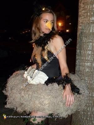 Disfraz de Halloween hecho en casa de mamá pájaro